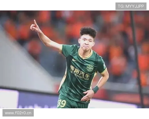 吴越杯开幕机器人送球王钰栋球 吴越杯开幕机器人送球王钰栋球